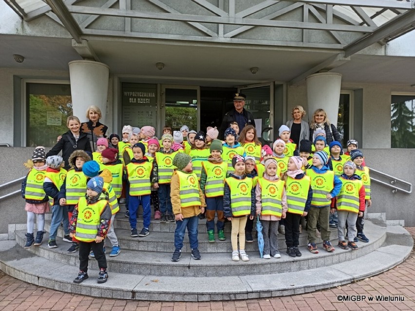 „W służbie człowiekowi”. Gościem wieluńskiej biblioteki był Komendant Straży Miejskiej