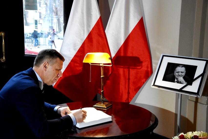 Kraków. Księga kondolencyjna w związku ze śmiercią Premiera Jana Olszewskiego