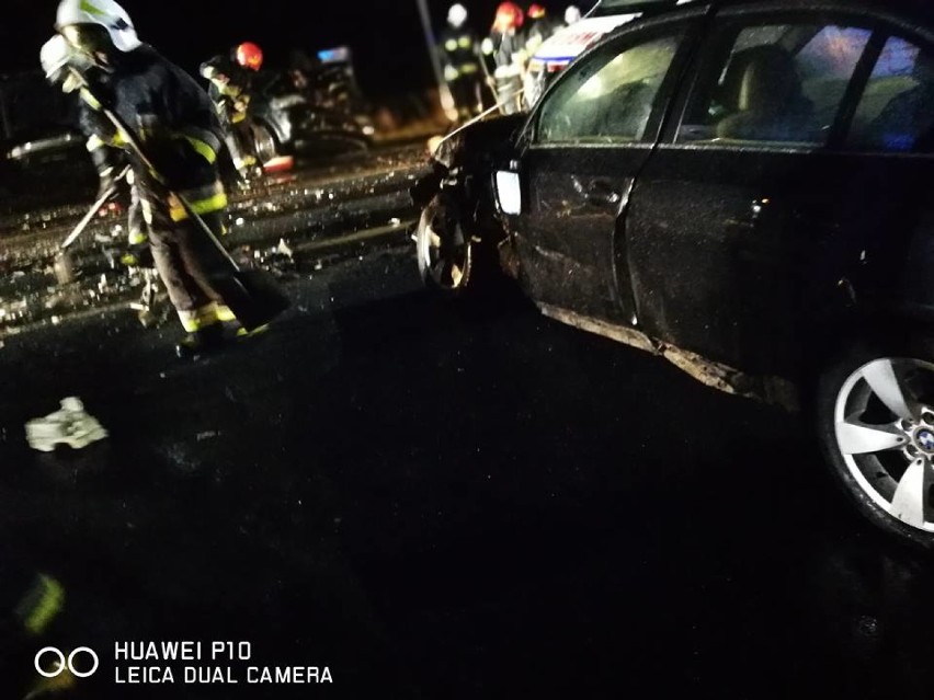 Zderzenie trzech pojazdów na ul. Głównej w Jawornicy. Spowodował je nietrzeźwy kierowca volkswagena ZDJĘCIA