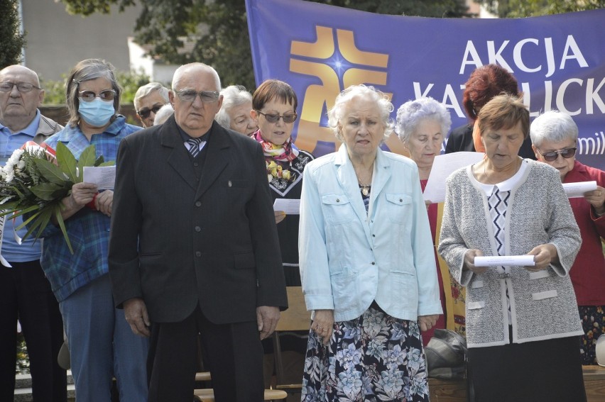 Głogów: Rocznica napaści ZSRR na Polskę. Upamiętnili tę datę przy pomniku. ZDJĘCIA