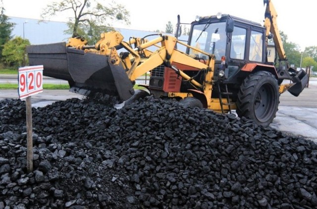 Zgodnie z proponowanymi przepisami gminy, spółki gminne i związki gminne będą mogły kupować węgiel od importerów po 1,5 tys. zł za tonę