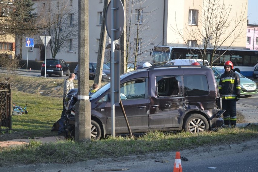 Kolizja w Lędzinach: W Hołdunowie zderzyła się osobówka z camperem