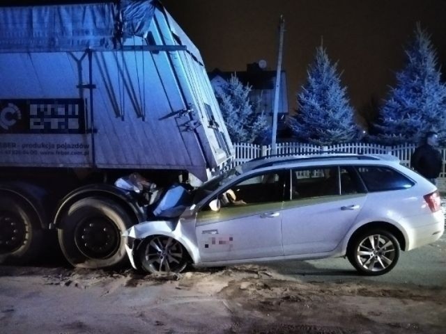 Skoda wbiła się pod naczepę zaparkowanej ciężarówki