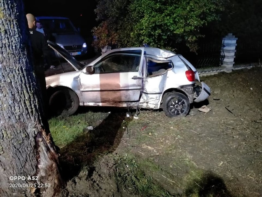 Wypadek w Łasinie. Samochód uderzył w drzewo. Jedna osoba ranna [zdjęcia]
