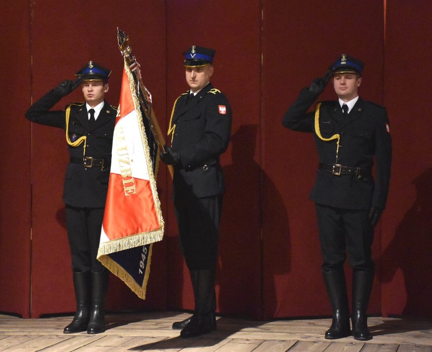 Strażacy odebrali w Malborku awanse i odznaczenia jeszcze z okazji Święta Niepodległości. Oficjalnie przekazano też samochód
