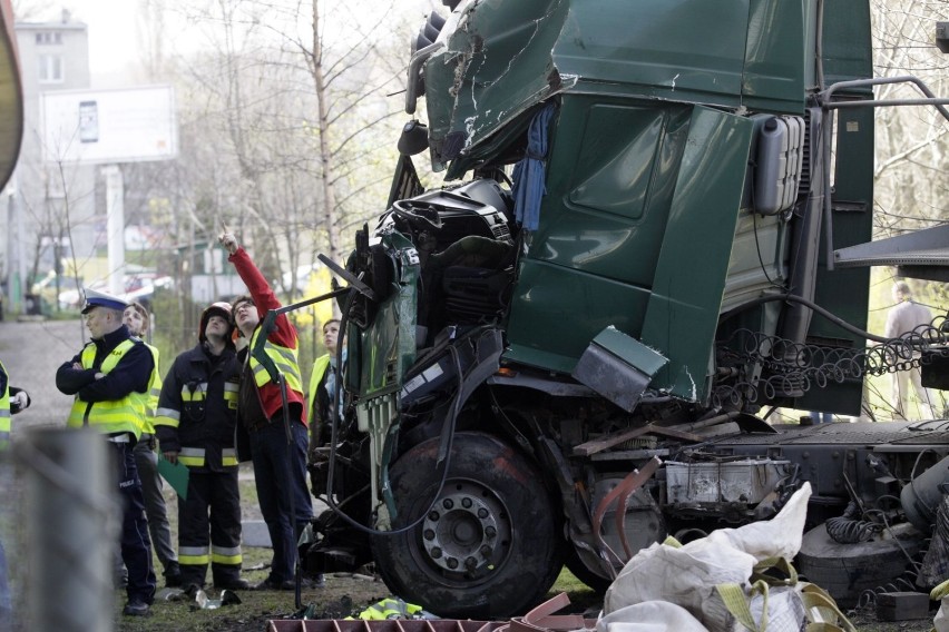 Wypadek na estakadzie Kwiatkowskiego. Ciężarówka spadła z estakady[ZDJĘCIA, WIDEO]
