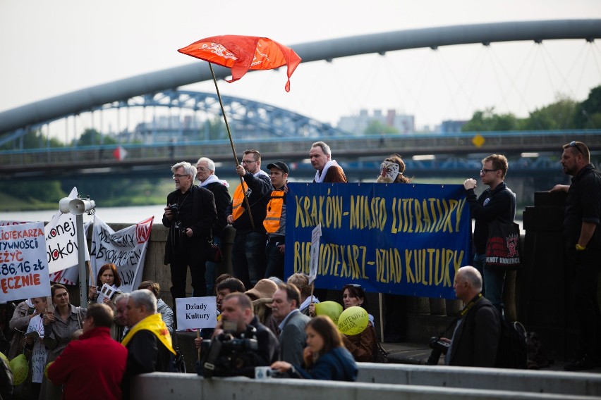 Kraków. Protest pracowników muzeów i bibliotekarzy [ZDJĘCIA, WIDEO]