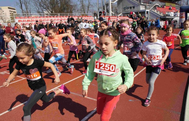 Biegiem Zielonym (Green Run) rozpoczęła się czwarta edycja Four Colours Run Grand Prix Inowrocławia. Biegom głównym na dystansach 5 i 10 kilometrów towarzyszyły biegi dziecięce i młodzieżowe na dystansach, 100 metrów, 400 m, 800 m i 1200 m. Zobaczcie jak rywalizowali młodzi biegacze.