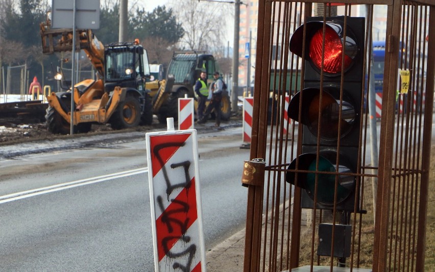 Prace rozpoczęto od demontażu trakcji oraz torów...