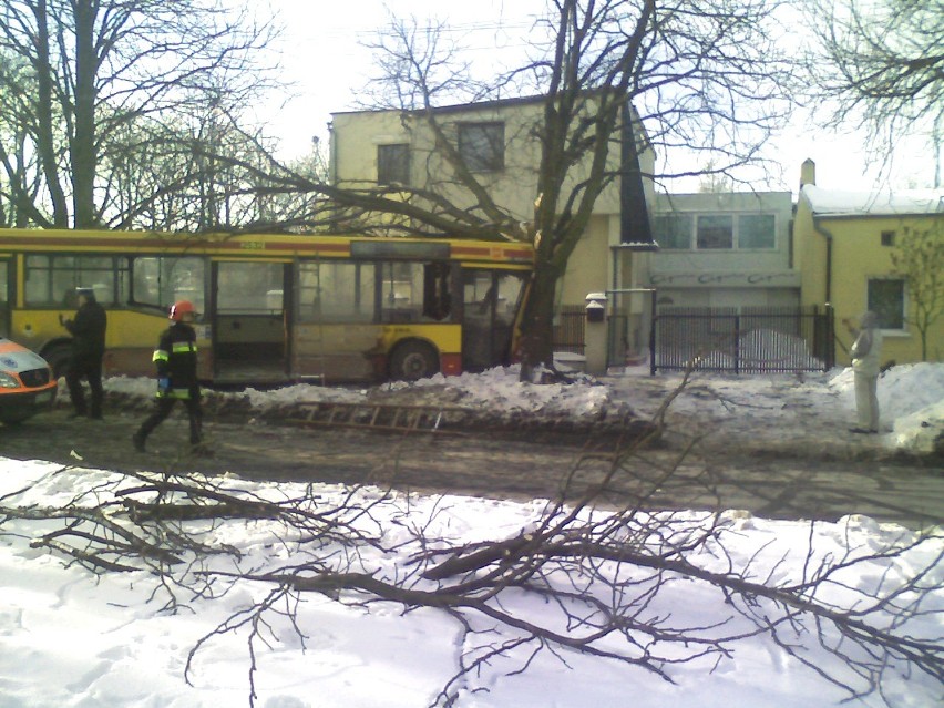 Wypadek autobusu MPK linii 64, kilkanaście osób rannych