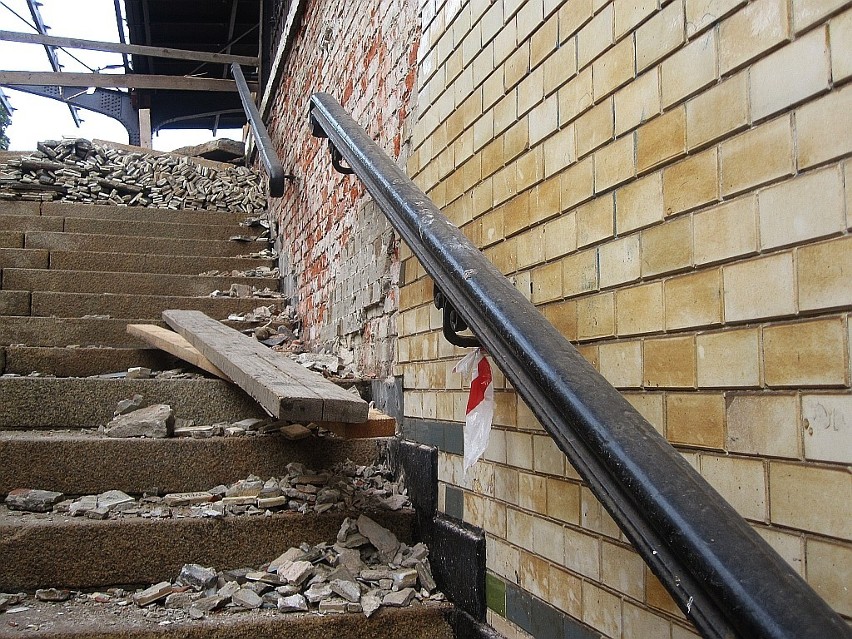 Podczas remontu peronu dalekobieżnego w Oliwie znikły unikatowe kafelki