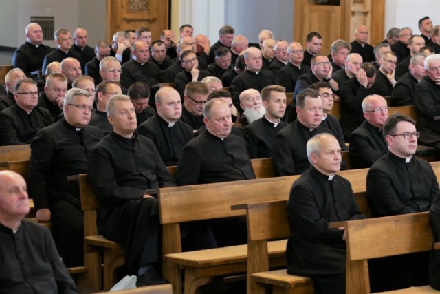 Na zdjęciu księża diecezji rzeszowskiej w katedrze w Rzeszowie podczas Dnia Modlitwy o Uświęcenie Kapłanów 15 czerwca 2019 r.