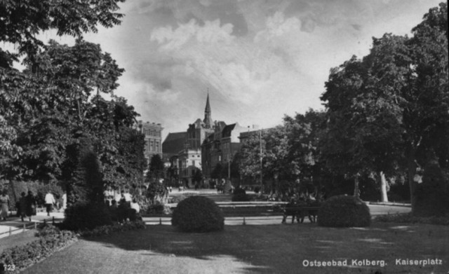 Plac Cesarski, czyli dzisiejszy Plac 18 Marca na zdjęciu wykonanym w latach dwudziestych XX w. W tle widoczna wieża bazyliki.
