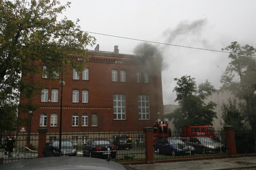 Pożar w PWSZ Legnica. Strażacy są już na miejscu