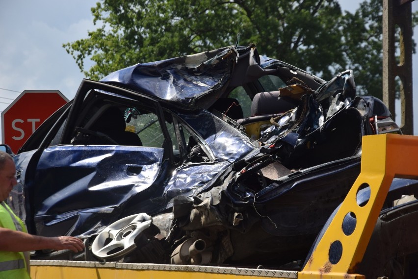 Wypadek w Piasku: Pociąg zderzył się z osobówką na przejeździe kolejowym [ZDJĘCIA]. Audi wjechało pod Pendolino.