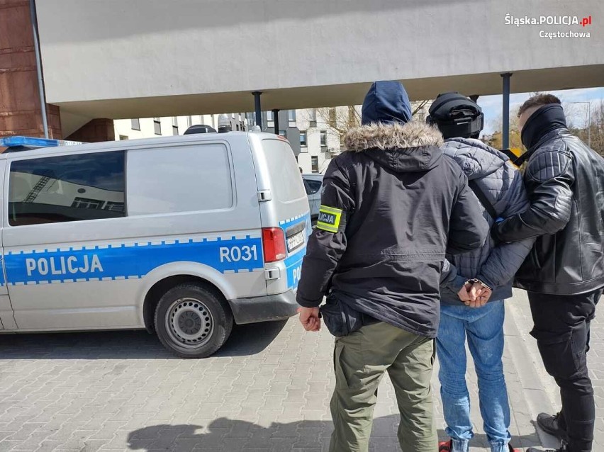 Ojczyma i matki ośmiolatka z Częstochowy usłyszeli zarzuty. 27-latek usiłował pozbawić go życia. Polał go wrzątkiem i położył na piecu