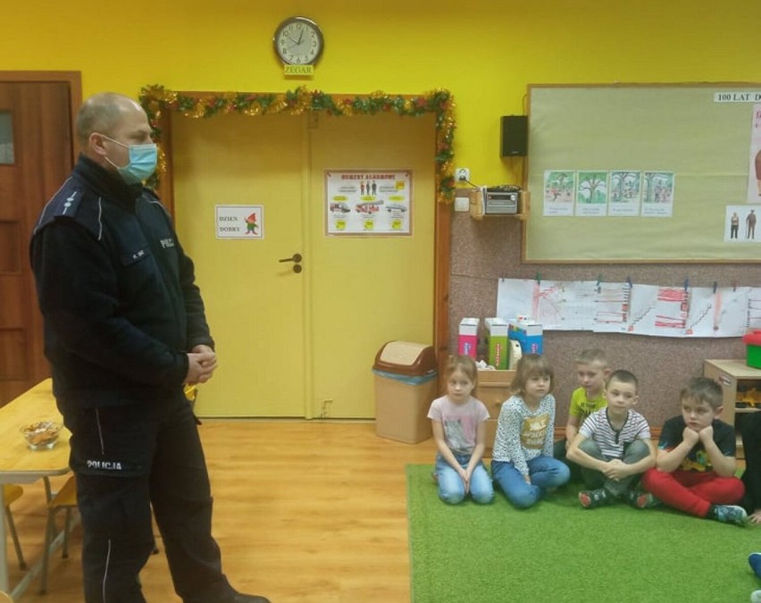 Dzielnicowi z KPP Żnin u przedszkolaków w Gąsawie