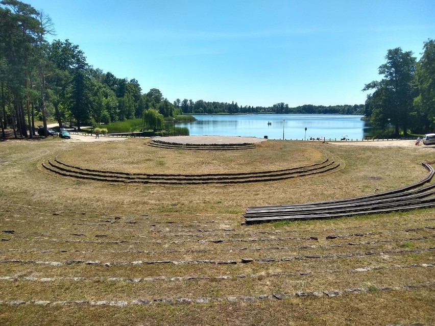 Amfiteatr w Ośnie Lubuskiem nad jeziorem Reczynek