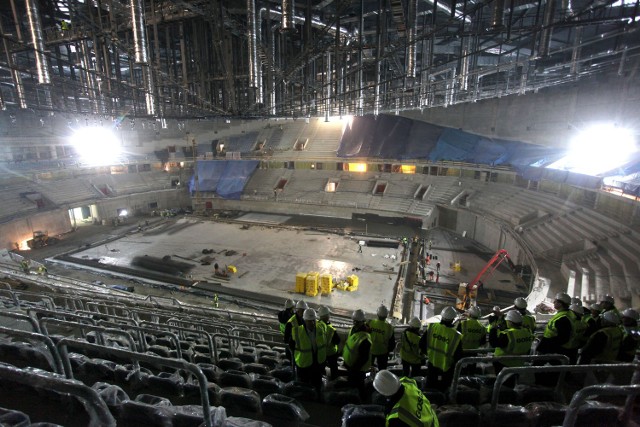 Budowa hali ma zakończyć się 29 kwietnia br. W środku już leje się beton pod lodowisko, montuje krzesełka na trybunach i wykańcza wnętrza, w tym 27 lóż dla VIP-ów. Koszt hali to ok. 357 mln zł netto.