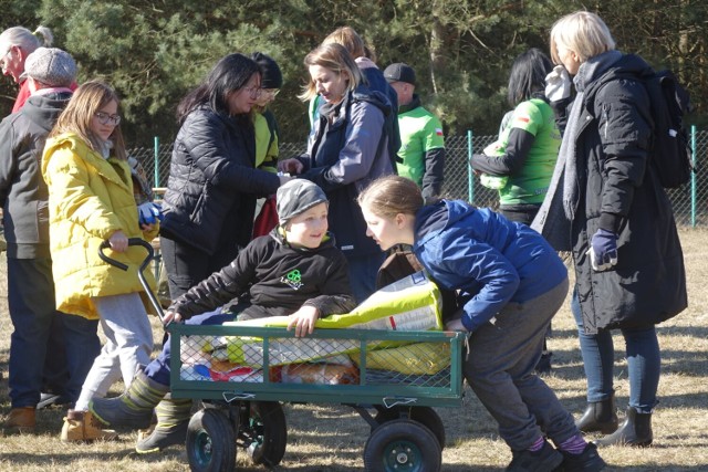 Leszy Bełchatów Miłośnicy Czystych Lasów podczas akcji w Domiechowicach i Emilinie