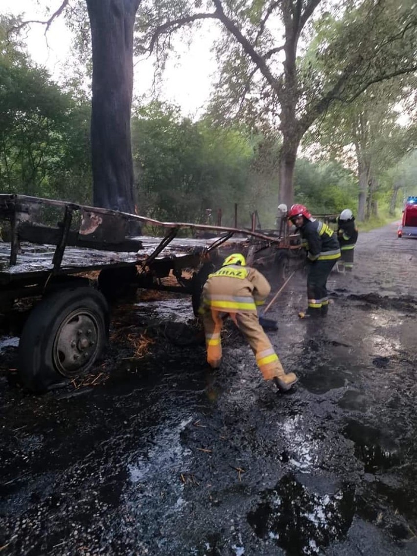 Pożar przyczep z słomą na drodze powiatowej między miejscowościami Łąkie a Kełpin