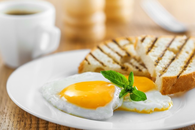 Znakomicie usmażone jajko sadzone to świetna propozycja na lekki obiad lub śniadanie.