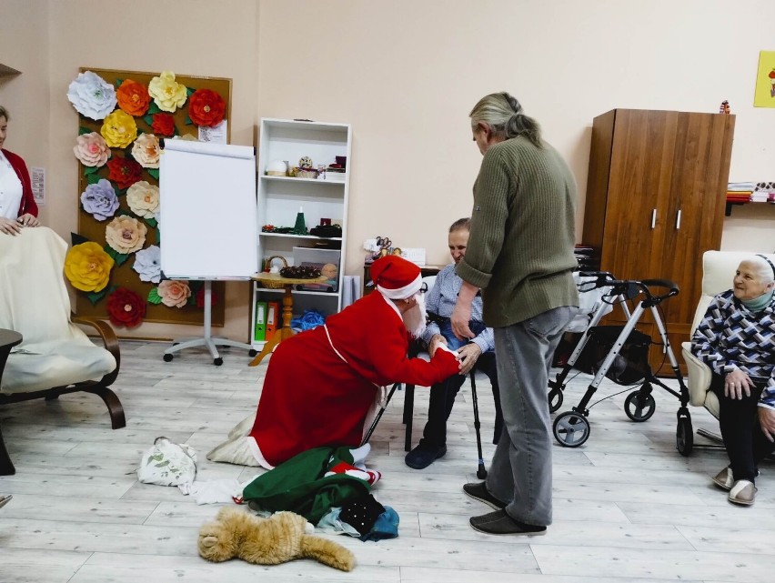 W Domu Dziennego Senior - Wigor w Złotowie Święty Mikołaj przywiózł prezenty seniorom