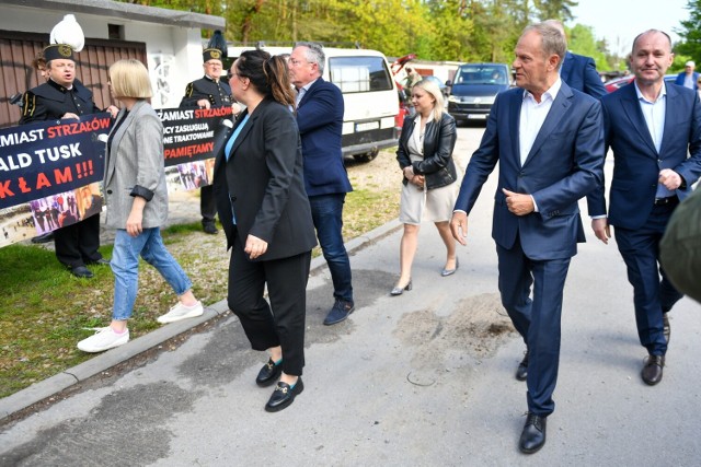 Przewodniczący Platformy Obywatelskiej Donald Tusk (2P) i poseł KO Marek Sowa (P) mijają protestujących górników, przed spotkaniem z mieszkańcami osiedla Gaj w Trzebini