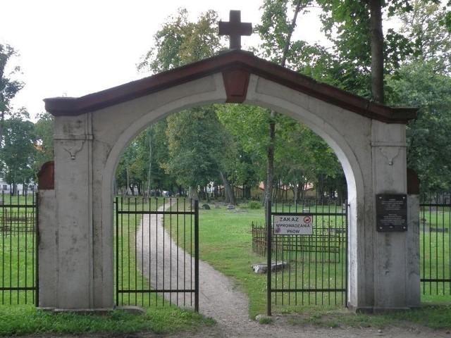 W 1945 r. pochowano tu 87 żołnierzy i cywil&oacute;w. Wśr&oacute;d ludności cywilnej znalazły się także dzieci - pacjenci miejscowego szpitala - wymordowane przez żołnierzy radzieckich. Ich zwłoki ekshumowano i przeniesiono na cmentarz w Bartoszach. Fot. Alina
