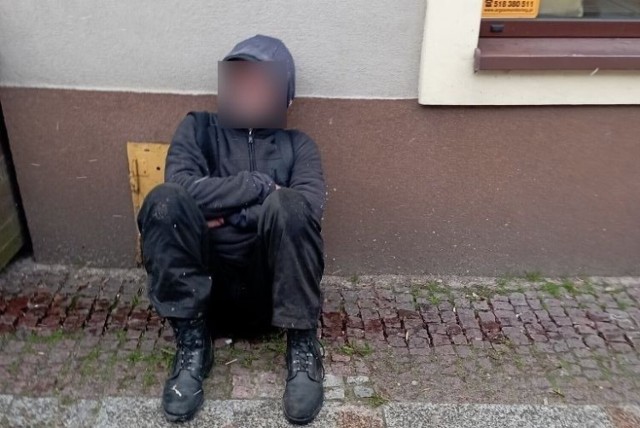 Na chodniku przy ulicy Sienkiewicza w Kielcach od dłuższego czasu siedział mężczyzna. Na szczęście ktoś zareagował i wezwał Straż Miejską.