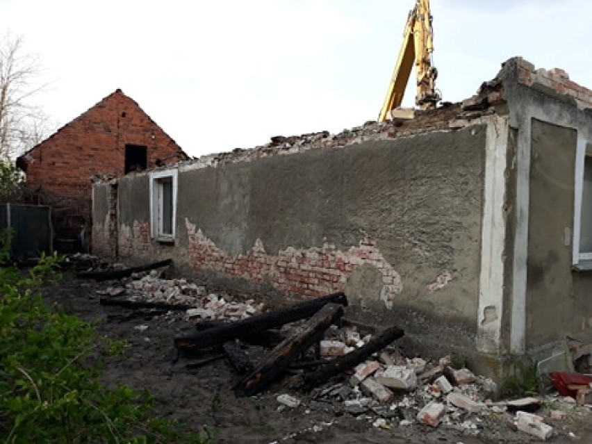 Rozbiórka pozostałości domu jednorodzinnego w Sarbi, który...