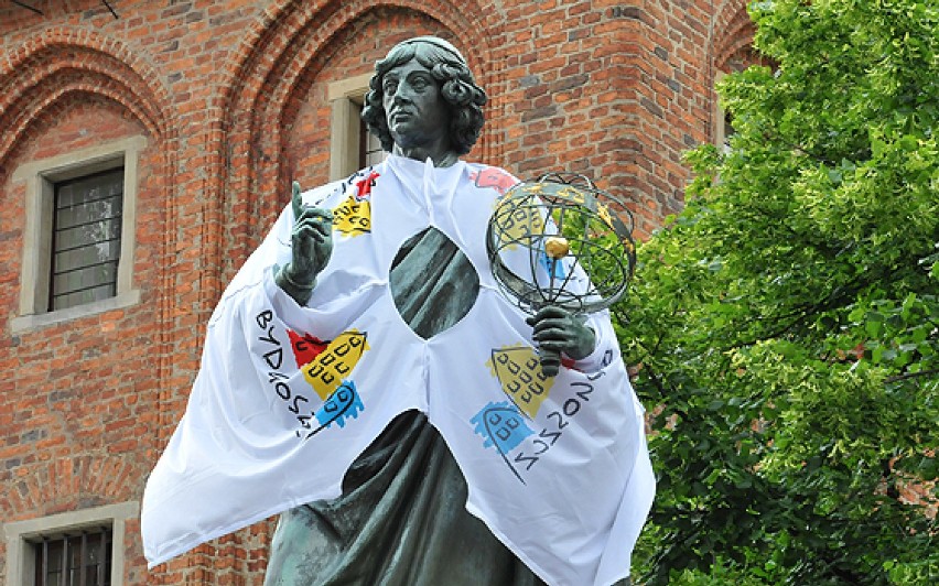 Toruń: Kopernik w bydgoskiej koszulce [ZDJĘCIA]