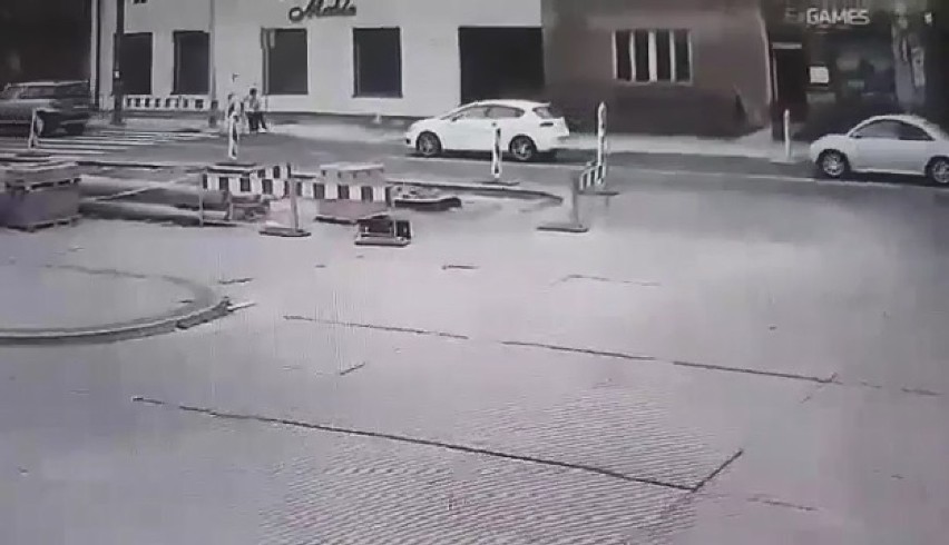 Biały samochód zatrzymuje się przed przejściem dla pieszych