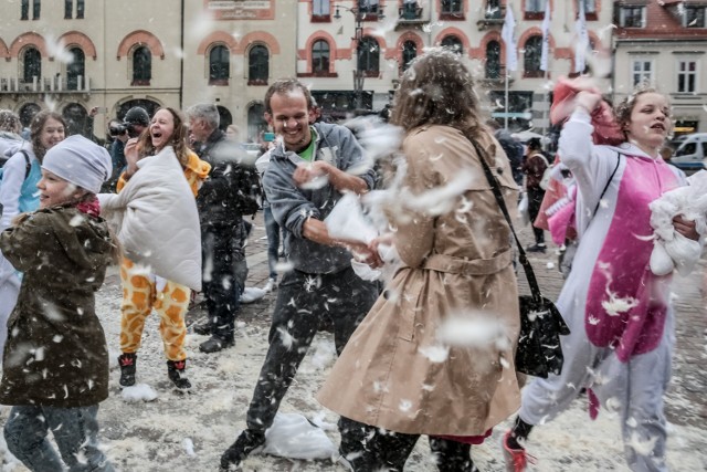 Tak wyglądała tegoroczna bitwa na poduszki w Krakowie