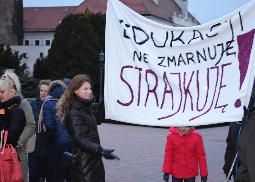 Głogów: Wieczorny wiec wsparcia dla strajkujących nauczycieli. ZDJĘCIA/FILMY