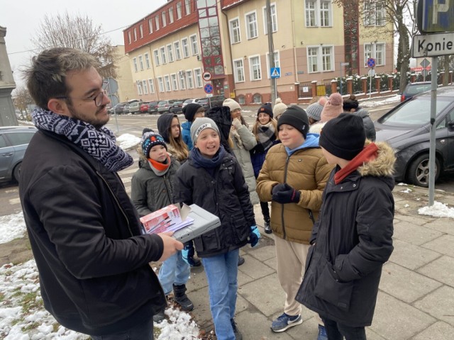 To edukacyjna gra terenowa, która łączy w sobie elementy zabawy i nauki, poszukiwań skarbu i radości odkrywania