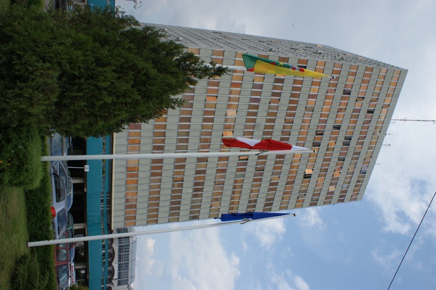 Poprawnie wywieszone flagi przed Urzędem Wojewódzkim w Gorzowie.