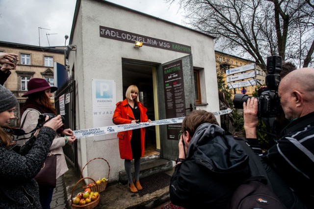 Otwarcie pierwszej jadłodzielni w mieście to - jak widać - duże wydarzenie. Karmnik już działa na terenie kampusu Wyższej Szkoły Gospodarki. Jest dostępny od strony Królowej Jadwigi.