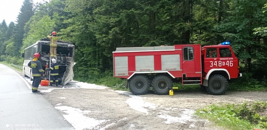 Autobus zapalił się w czasie jazdy na ul. Sądeckiej w Krynicy-Zdroju. Pożar ugasili strażacy