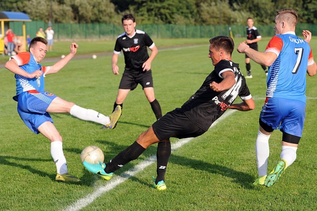 Jesienią w Kamieniu miejscowa Kamionka (na czarno) pokonała Grom 1:0. Cały Więcbork oczekuje w sobotę na srogi rewanż.