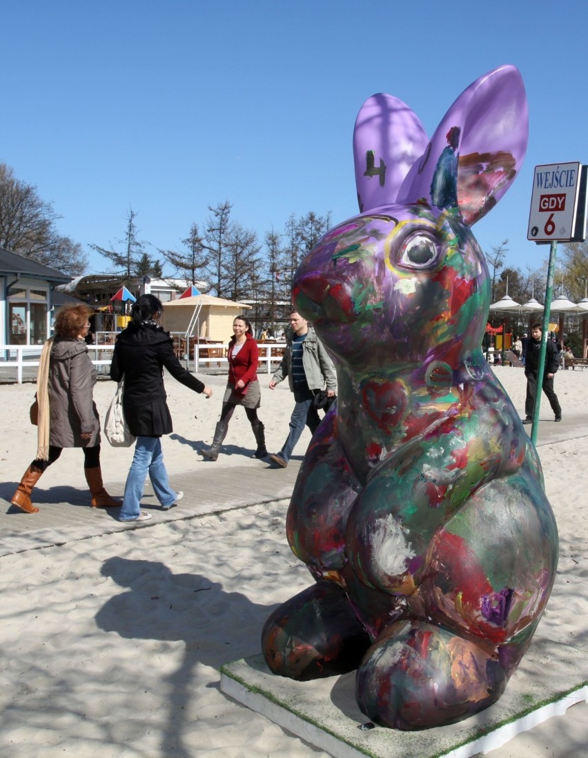 Gdynia: Flesz z przeszłości. 18.04.2011. Figury zajączków malowane na gdyńskiej plaży!