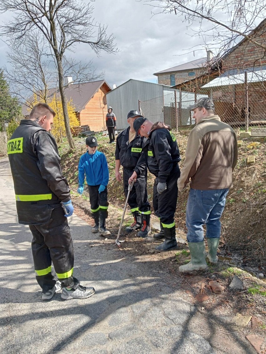 W Łaskach jest już porządek. Zobaczcie, jak mieszkańcy sprzątali swoją wieś