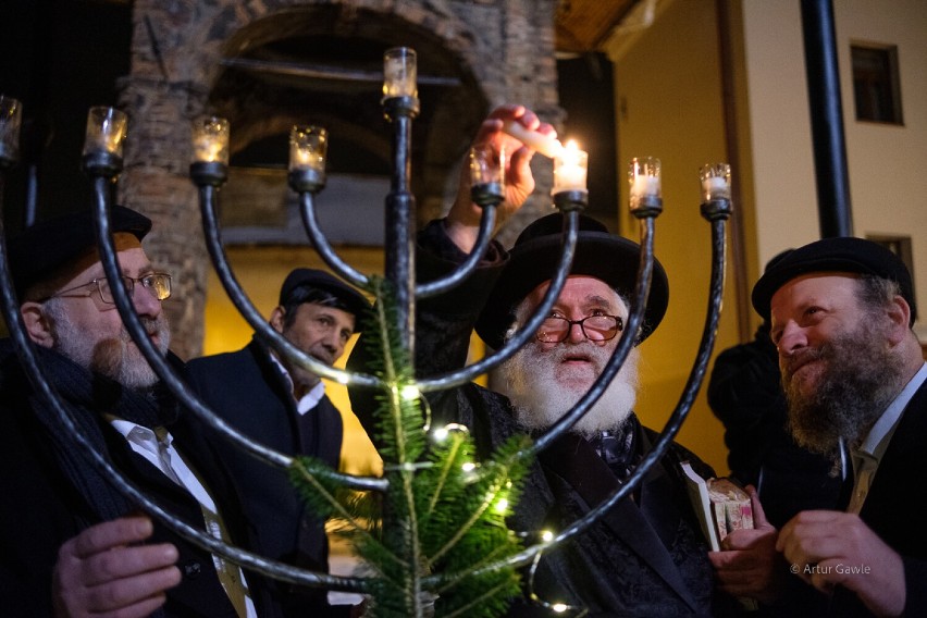 Przed Bimą Synagogi Starej w Tarnowie odbyły się uroczystości żydowskiego święta Chanuka. Zobacz zdjęcia