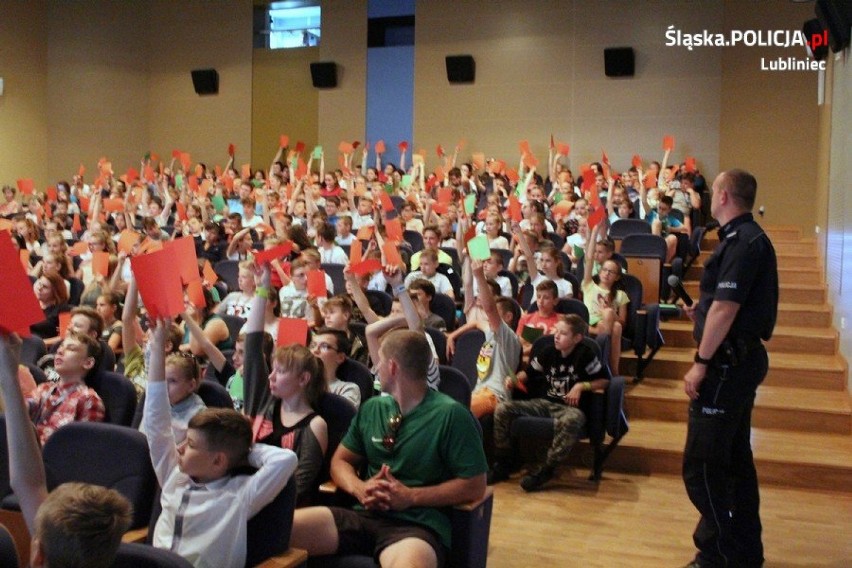 Lubliniec: młodzież z SP nr 3 debatowała z policjantami w MDK. Było m.in. o przepisach i ostrożności [ZDJĘCIA]