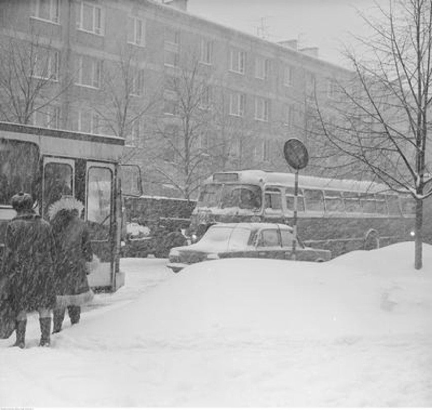 Przechodnie na przystanku autobusowym w Warszawie - styczeń...