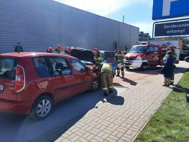 Wypadek przy markecie Kaufland w Końskich.