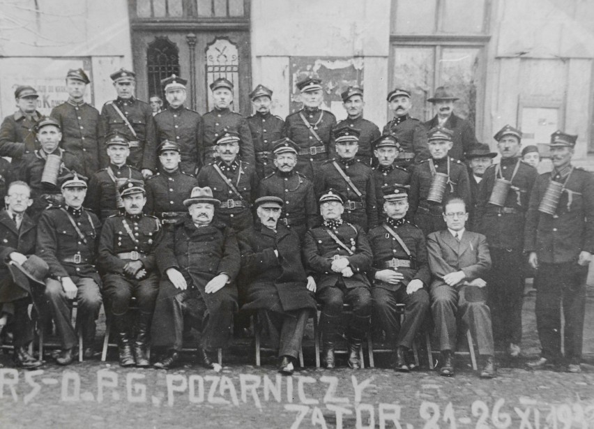 Grupa strażaków 21-26 XI 1933 na tle Ratusza