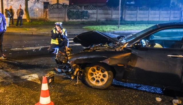 Na skrzyżowaniu ulic Koronowskiej i Krajeńskiej zderzyły się dwa samochody osobowe. Do wypadku doszło dzisiaj, krótko po godzinie 18. Na miejscu pojawiły się dwa zastępy straży pożarnej.

- Zderzyły się dwa samochody osobowe, którymi jechały cztery osoby dorosłe i trzyletnie dziecko - mówi kpt. Aleksandra Starowicz, rzecznik prasowy Komendanta Miejskiego Państwowej Straży Pożarnej w Bydgoszczy. - Dziecko zostało przetransportowane do szpitala na obserwację.

Na miejscu trwają jeszcze utrudnienia, ale przejazd przez skrzyżowanie jest możliwy.





Prognoza pogody

 (TVN Meteo, x-news)