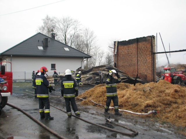 Ruiny stodoły, która spłonęła w Zbrosławicach w nocy z poniedziałku na wtorek