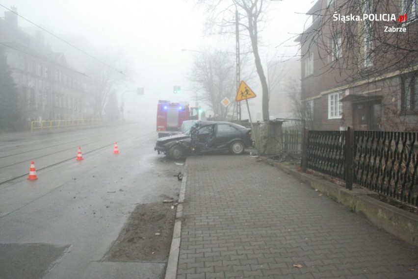 Zabrze: Kierowca BMW wjechał w płot, dostawczak do rowu... - trudne warunki na drogach